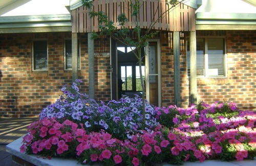 Waterview Heights House | Tracks End Retreat: A Peaceful Getaway with Free WiFi
