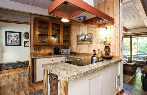 Springfield House | Convenient Stay Near Hayward Field - Pet & Child Friendly