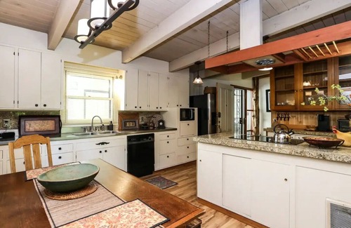 Springfield House | Convenient Stay Near Hayward Field - Pet & Child Friendly