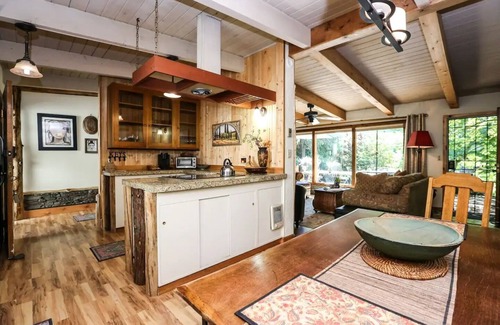 Springfield House | Convenient Stay Near Hayward Field - Pet & Child Friendly