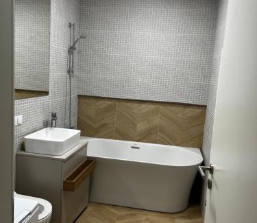 Tractorul Apartment | Tractoru Apartament: Family-Friendly Retreat with High Ratings
