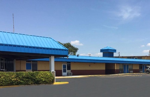 Clinton Hotel | Budget-Friendly Stay at Trade Winds Inn Clinton