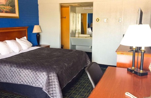 Clinton Hotel | Budget-Friendly Stay at Trade Winds Inn Clinton