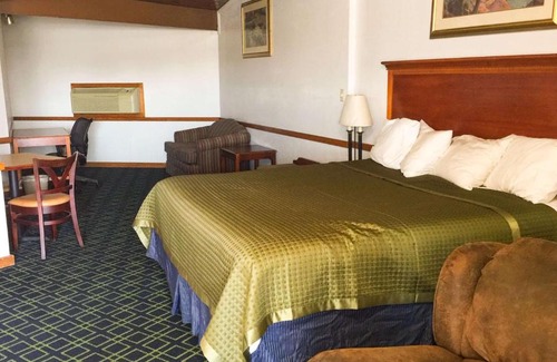 Clinton Hotel | Budget-Friendly Stay at Trade Winds Inn Clinton