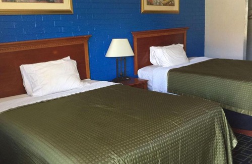 Clinton Hotel | Budget-Friendly Stay at Trade Winds Inn Clinton