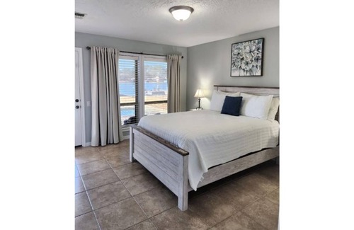 Walden on Lake Conroe House | Experience Trader's Hideaway: Lake View & Spa Retreat