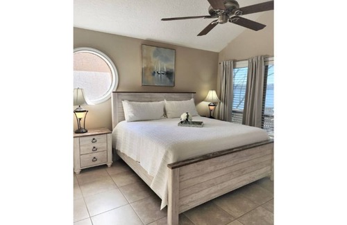 Walden on Lake Conroe House | Experience Trader's Hideaway: Lake View & Spa Retreat