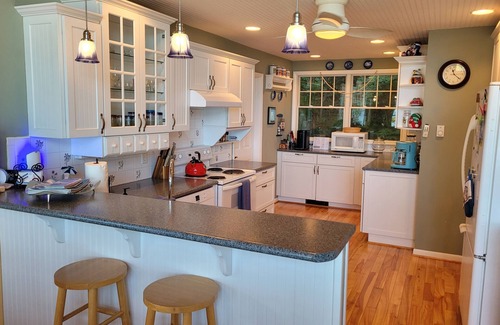 Frankfort House | Experience Lakefront Bliss at Trader Scott's - 10/10 Rated