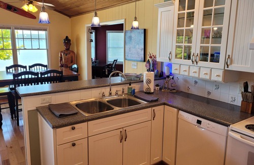 Frankfort House | Experience Lakefront Bliss at Trader Scott's - 10/10 Rated