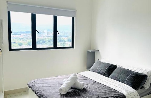Kampung Bukit Dukong Apartment | Traders Garden C180: 4-Star Retreat with Pool & Family Fun