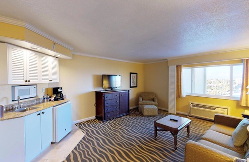 St. Pete Beach Condo | Oceanfront 1 Bedroom at TradeWinds with Pool & Spa