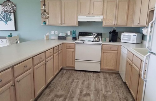 Long Beach Condo | Remarkable 4th Floor Retreat with Wheelchair Access & Kitchen
