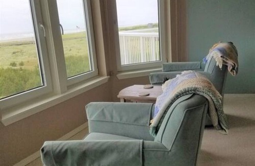 Long Beach Condo | Remarkable 4th Floor Retreat with Wheelchair Access & Kitchen