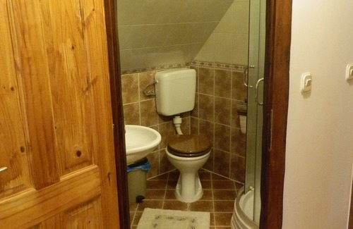Sisak House | Experience Tradition at Čigoč: Family-Friendly Retreat