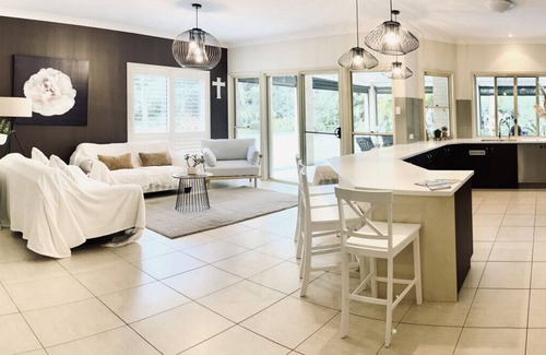 Dundowran Beach House | Cozy Tradie Haven: BBQ & Steps to the Beach