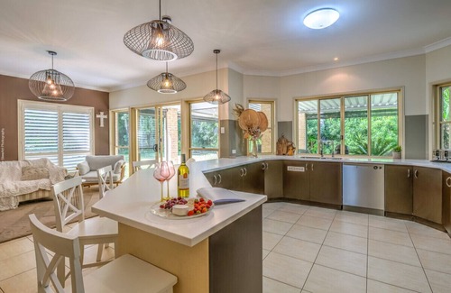 Dundowran Beach House | Cozy Tradie Haven: BBQ & Steps to the Beach