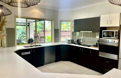 Dundowran Beach House | Cozy Tradie Haven: BBQ & Steps to the Beach