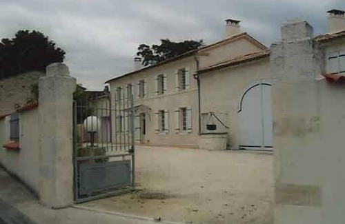 Salignac-sur-Charente House | Charming Traditional Charentes House with Pool & Kitchen