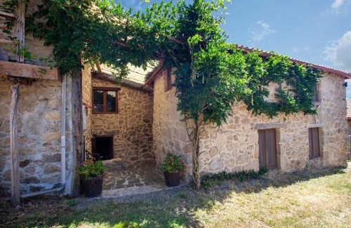 Panton House | Charming Apartment in Ribeira Sacra with Family-Friendly Garden