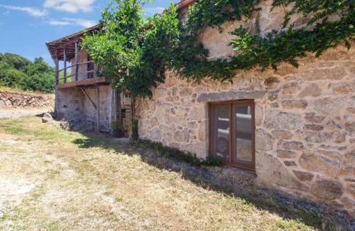 Panton House | Charming Apartment in Ribeira Sacra with Family-Friendly Garden