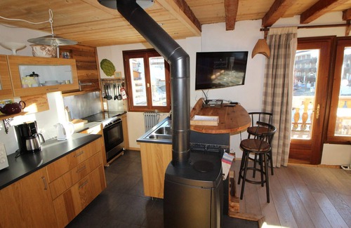 Les Almes Ski Chalet | Relaxing Retreat at Chalet Tignes with Lake View & Spa