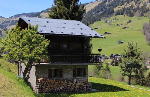 Hauteluce Ski Chalet | Authentic Savoyard Chalet: Pet-Friendly Family Retreat