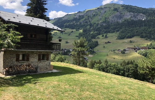 Hauteluce Ski Chalet | Authentic Savoyard Chalet: Pet-Friendly Family Retreat