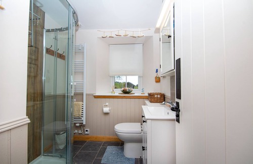 Golspie Cottage | Traditional Highland Cottage on a Working Farm, Child Friendly