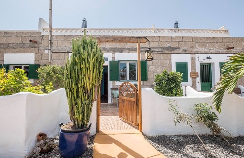 Alcala House | Serene Casa Drago: Oceanfront Retreat with Terrace & Garden