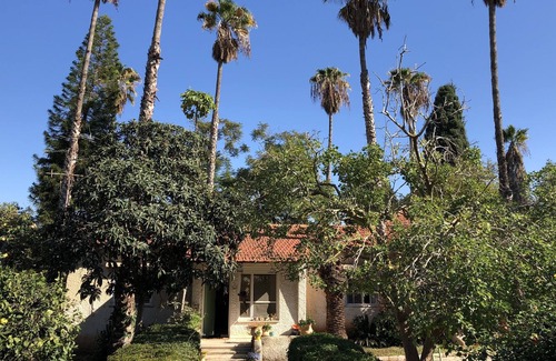 Pardes Hanna House | Cozy Family Retreat in Lush Garden with Fruit Trees