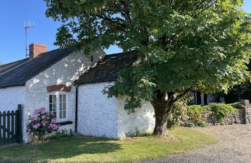 Adare Cottage | Idyllic Irish Barn Retreat with Spa and Family Amenities