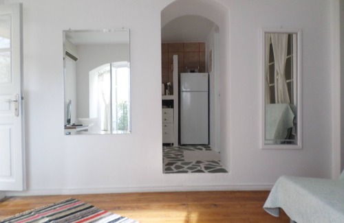 idhra House | Island House Retreat: Perfect for Pets & Ocean Views