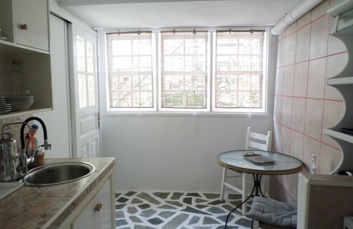 idhra House | Island House Retreat: Perfect for Pets & Ocean Views