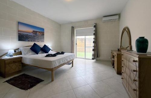 Nadur Apartment | Traditional Maltese 3BD Apartment with Front & Back Balconies - Close to Gozo Ferry