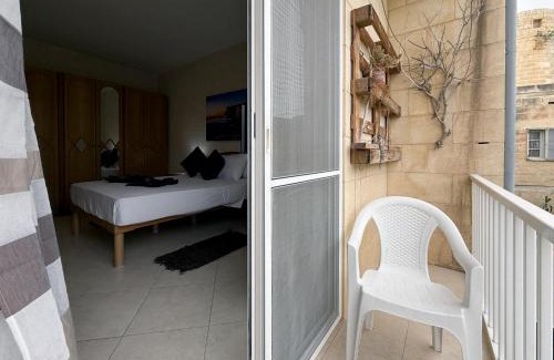Nadur Apartment | Traditional Maltese 3BD Apartment with Front & Back Balconies - Close to Gozo Ferry
