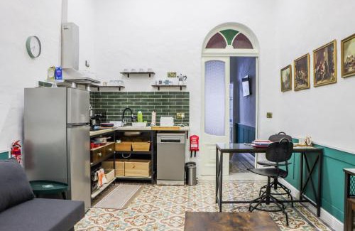 Ta' Pennellu Apartment | Traditional Maltese Maisonette with Internal Yard and Jacuzzi