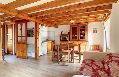Llo House | Idyllic Mountain House with Lake View & Spa Amenities
