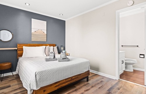 Carolina Beach Hotel | Inviting Queen Room with Pools Near Beach and Boardwalk
