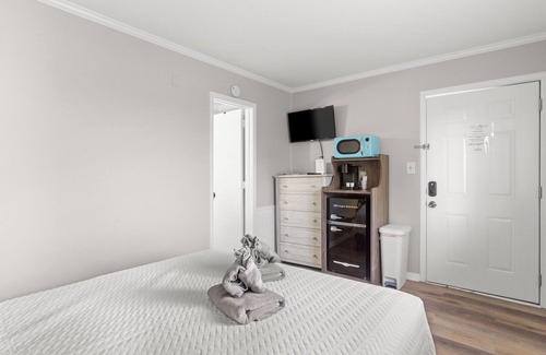 Carolina Beach Hotel | Inviting Queen Room with Pools Near Beach and Boardwalk