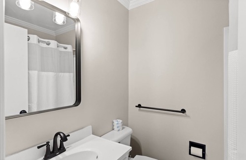 Carolina Beach Hotel | Inviting Queen Room with Pools Near Beach and Boardwalk