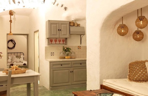 Exo Gonia Villa | Cozy Santorini Villa with Spa Amenities in Exo Gonia