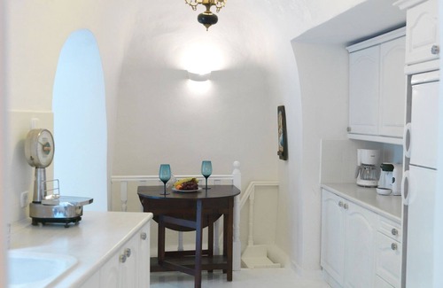Oia Villa | Experience Oia's Adrales Cave House with Breathtaking Views