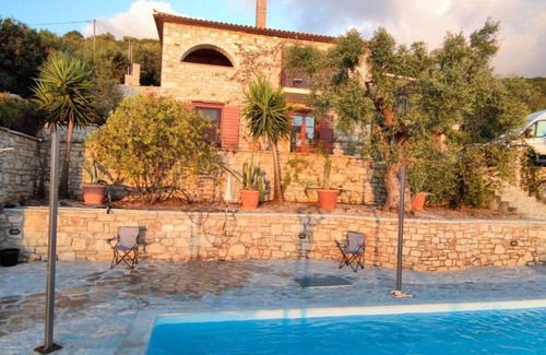 Skinaria Villa | Charming 3-Bedroom Cottage with Pool & Pet-Friendly Amenities