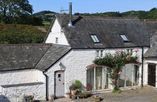 Ruthin Cottage | Charming Cottage with Ocean Views and Pool Access