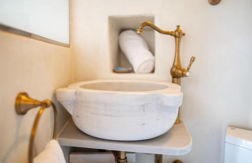 Lambi House | Oceanfront Bliss at Traditional Windmill - Rated 9.6/10