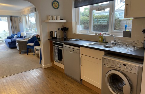 Seaview Apartment | Pet-Friendly 3-Bedroom Flat with Parking and Ocean Views