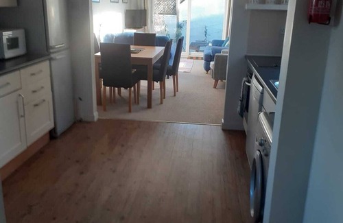 Seaview Apartment | Pet-Friendly 3-Bedroom Flat with Parking and Ocean Views