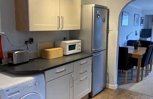 Seaview Apartment | Pet-Friendly 3-Bedroom Flat with Parking and Ocean Views