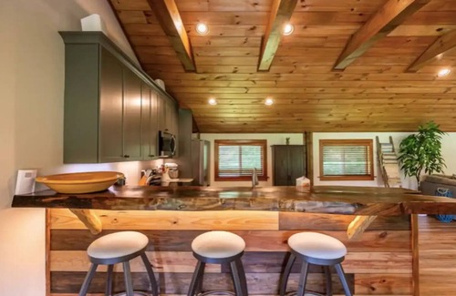Newland House | Pet-Friendly Trail House on the Parkway with Breakfast Included