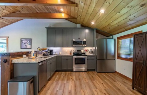 Newland House | Pet-Friendly Trail House on the Parkway with Breakfast Included